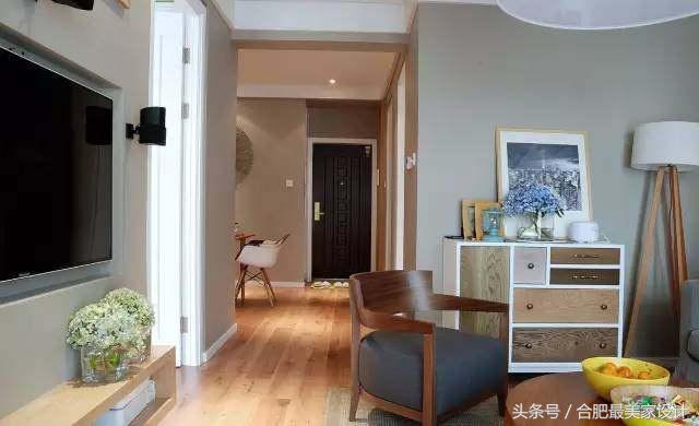 現(xiàn)代簡約的新家裝修的很漂亮，臥室的衣柜旁邊打了書桌，非常實用
